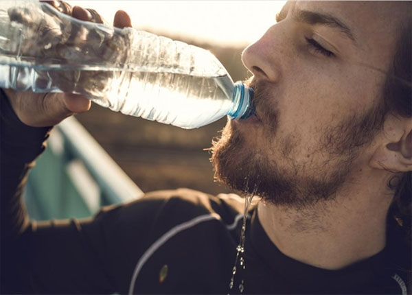 Tại sao cơ thể ta luôn cảm thấy khát nước?