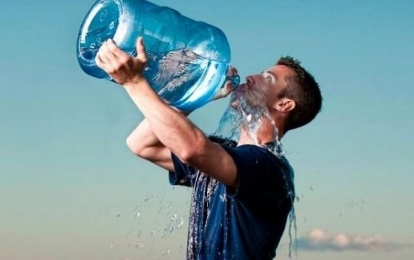 Có phải uống nhiều nước có lợi cho gan và thận không?