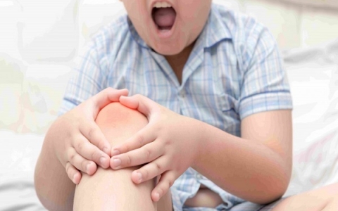 Nhận biết trẻ đau xương do tăng trưởng và biện pháp khắc phục