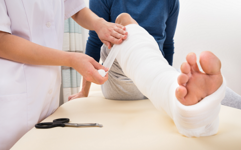 Hướng dẫn về cách sơ cứu cho người gặp tai nạn gãy xương chân