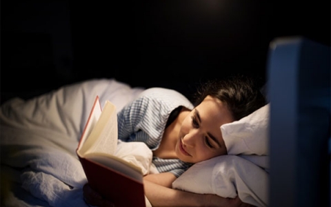 Đọc sách trước khi đi ngủ mang lại lợi ích gì