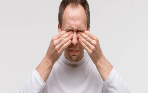 Khám phá mối quan hệ giữa khô mắt và đau đầu