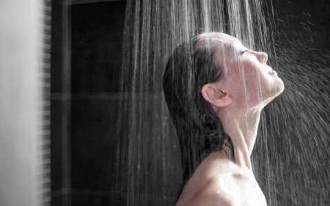 Tắm khuya có thể gây đột quỵ không? Những điều cần biết